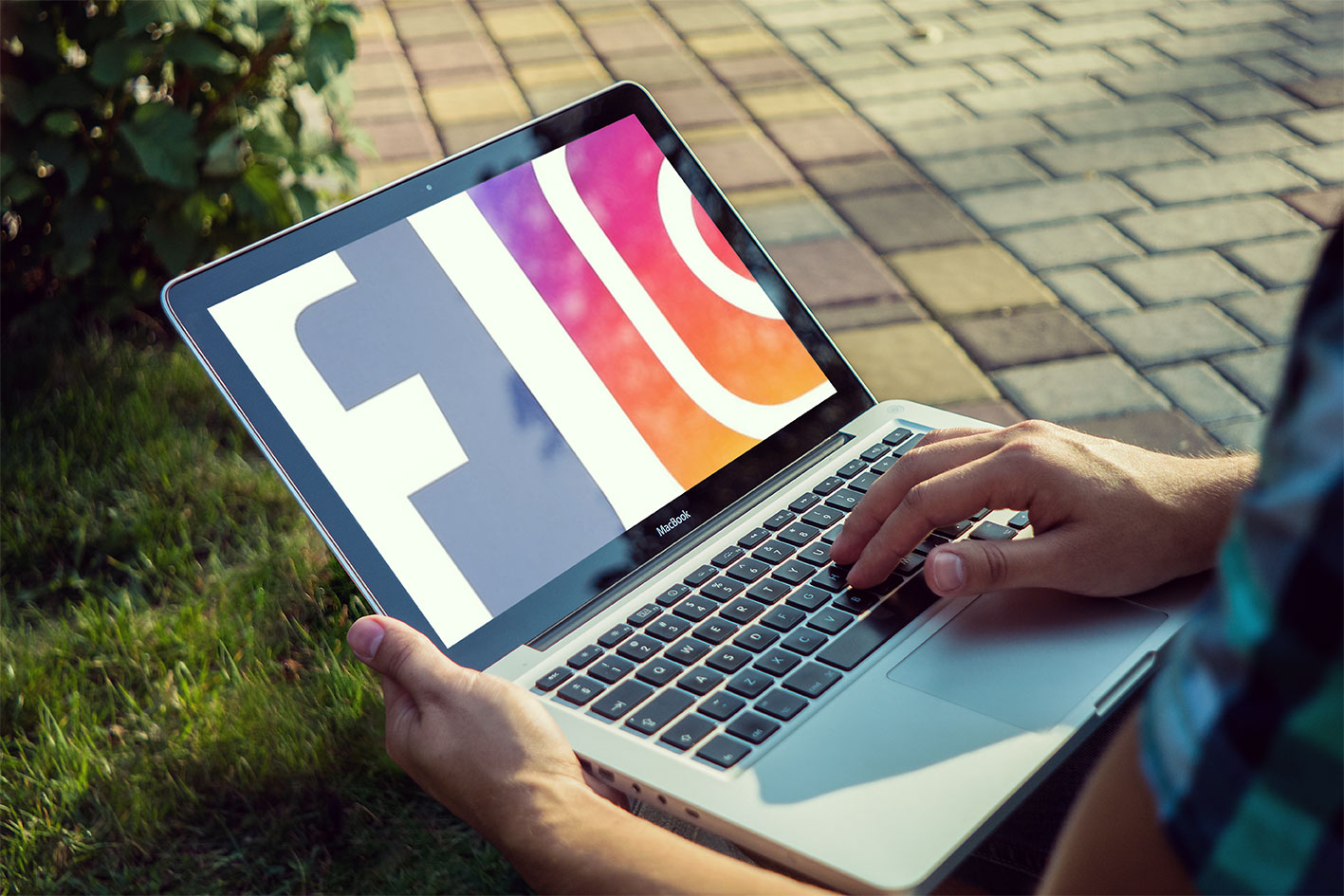 Social Media Werbung Ein Laptop mit Social Media Symbolen